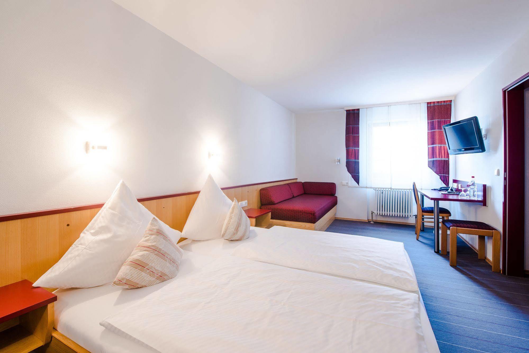 Hotel Gasthof Zum Roessle Altenstadt  Dış mekan fotoğraf